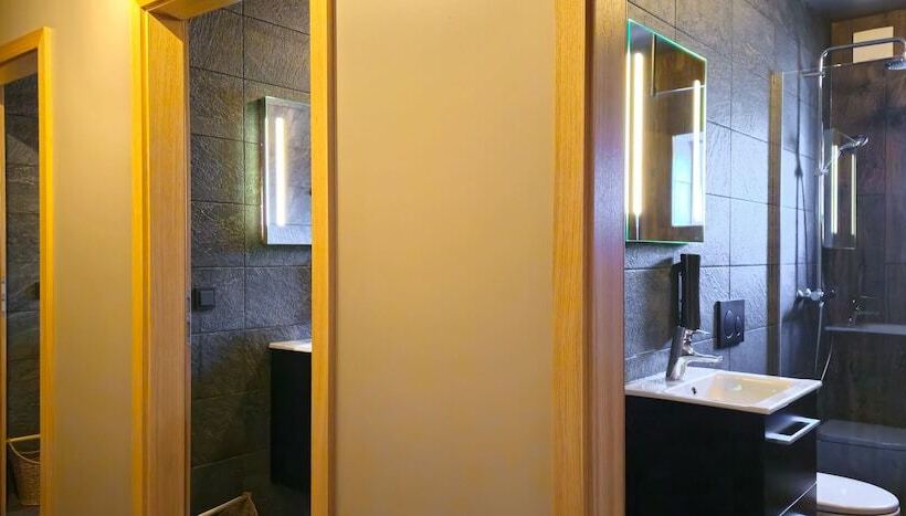 اتاق استاندارد یک تخته با سرویس بهداشتی مشترک, Akureyri Hostel