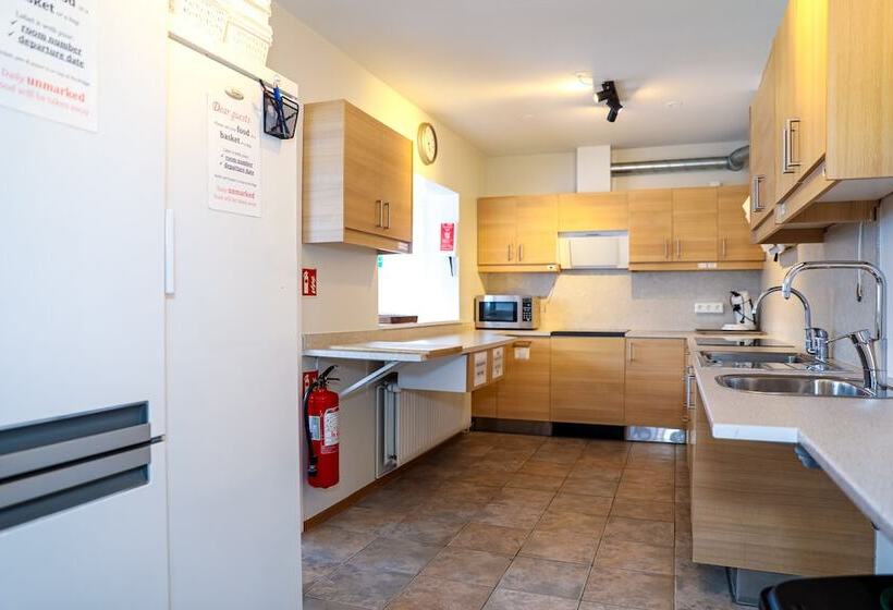 اتاق استاندارد سه تخته با سرویس بهداشتی مشترک, Akureyri Hostel