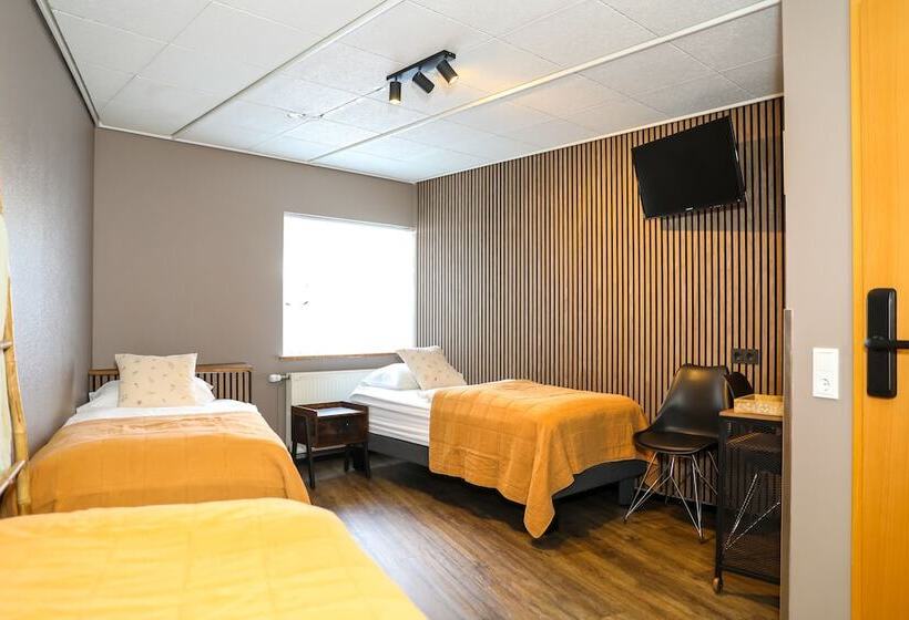 اتاق استاندارد سه تخته با سرویس بهداشتی مشترک, Akureyri Hostel