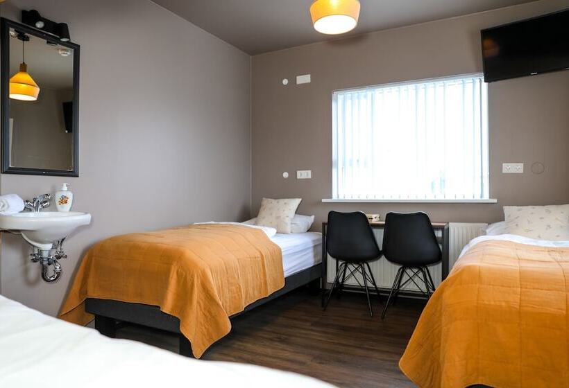 اتاق استاندارد چهارنفره با سرویس بهداشتی مشترک, Akureyri Hostel