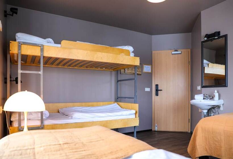 اتاق استاندارد چهارنفره با سرویس بهداشتی مشترک, Akureyri Hostel