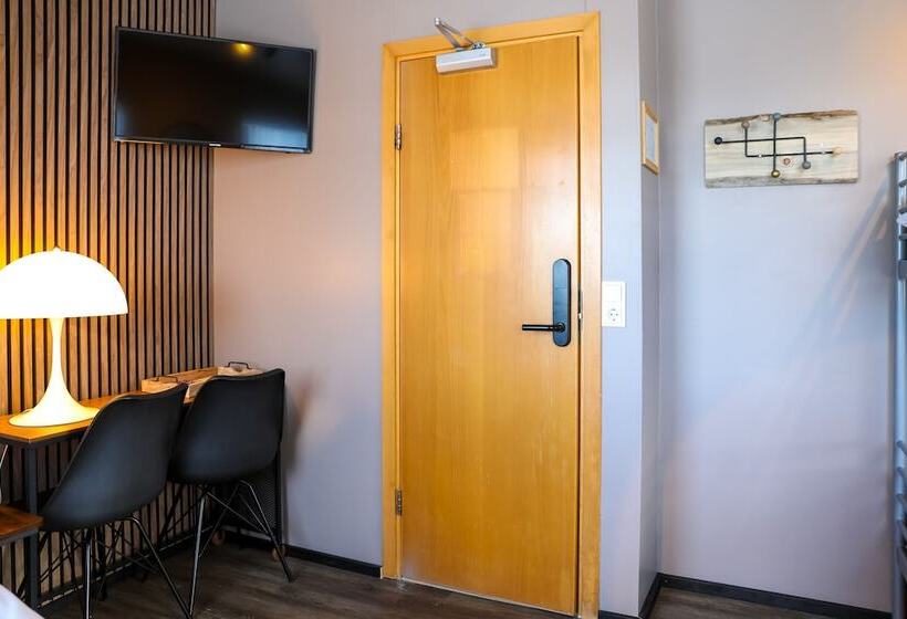 اتاق استاندارد چهارنفره با سرویس بهداشتی مشترک, Akureyri Hostel