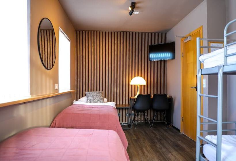 اتاق استاندارد چهارنفره با سرویس بهداشتی مشترک, Akureyri Hostel