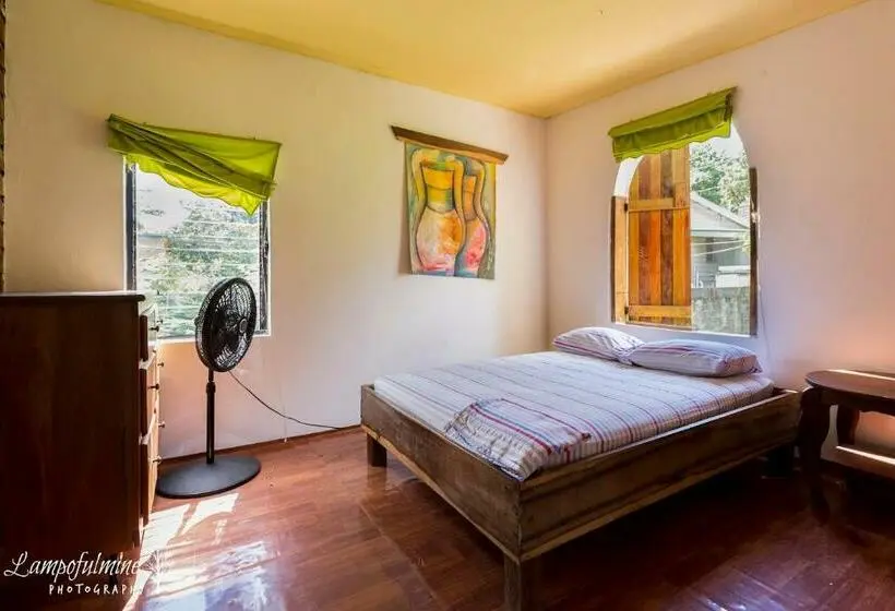 バルコニー付きデラックスルーム, Bella's Backpackers Cayo