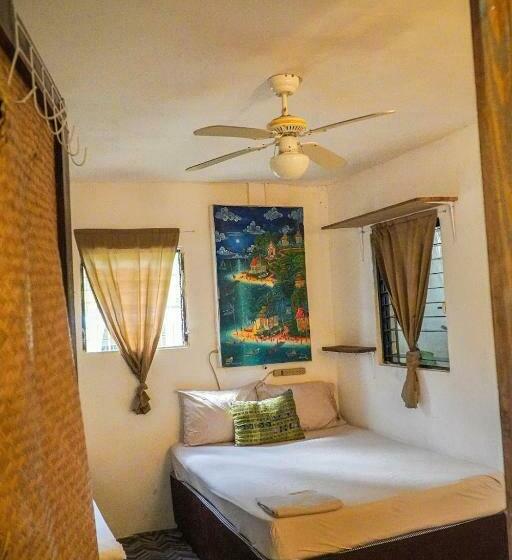 اتاق لوکس با چشم‌انداز باغ, Bella's Backpackers Cayo