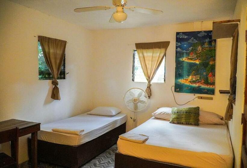 اتاق لوکس با چشم‌انداز باغ, Bella's Backpackers Cayo