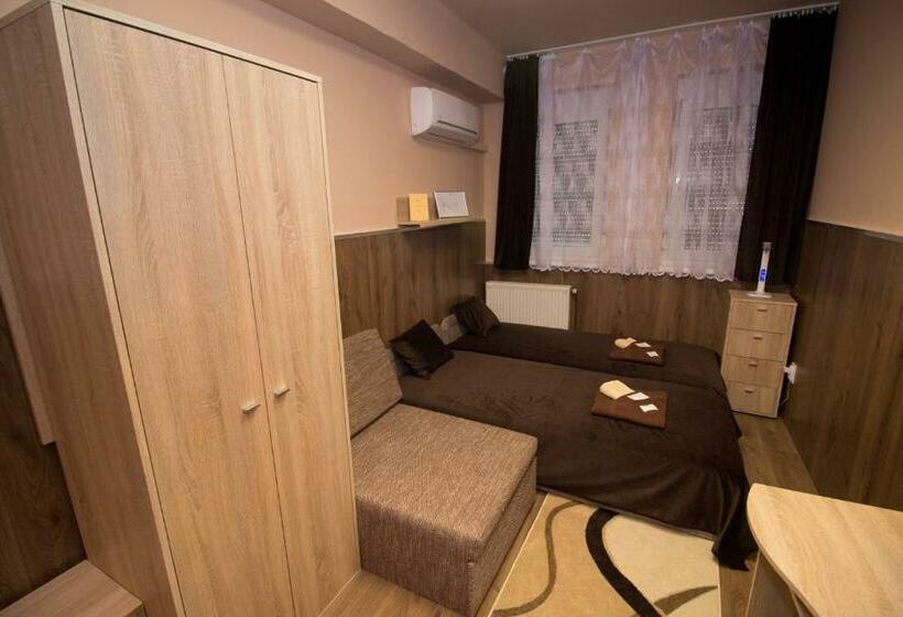 Семейный Номер, M7 Galéria Panzió