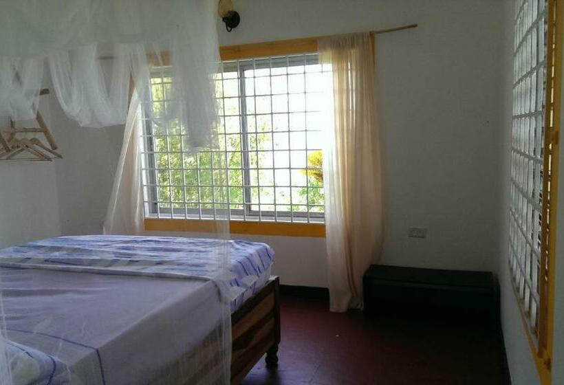 اتاق استاندارد با سرویس بهداشتی مشترک, Germaican Hostel