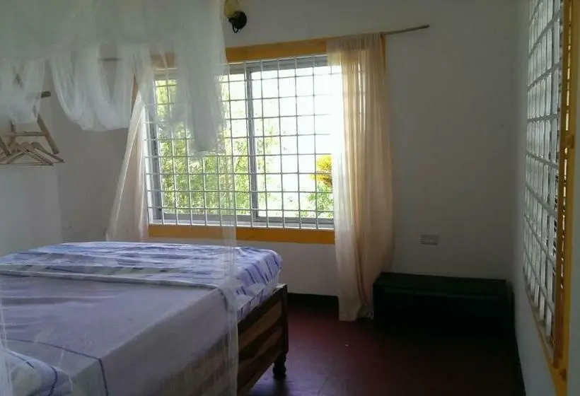 اتاق استاندارد با سرویس بهداشتی مشترک, Germaican Hostel
