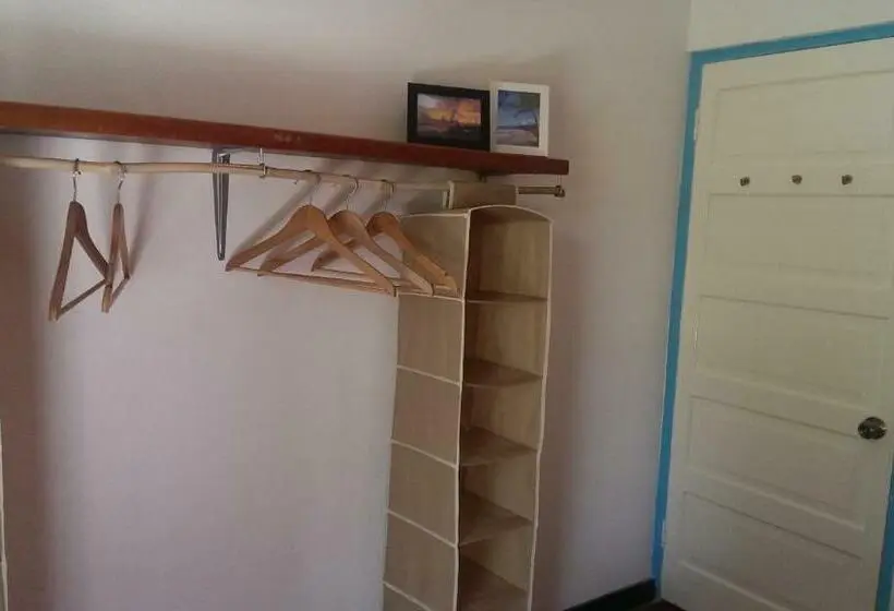 تختخواب در اتاق مشترک, Germaican Hostel