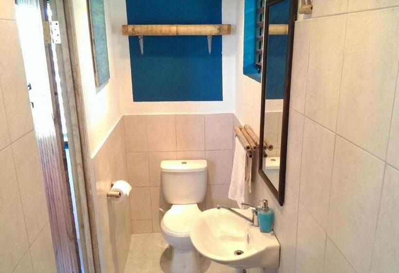 بانگلوی استاندارد با چشم‌انداز دریا, Germaican Hostel