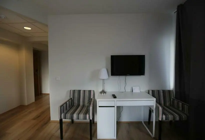 اتاق استاندارد سه نفره, 100 Iceland