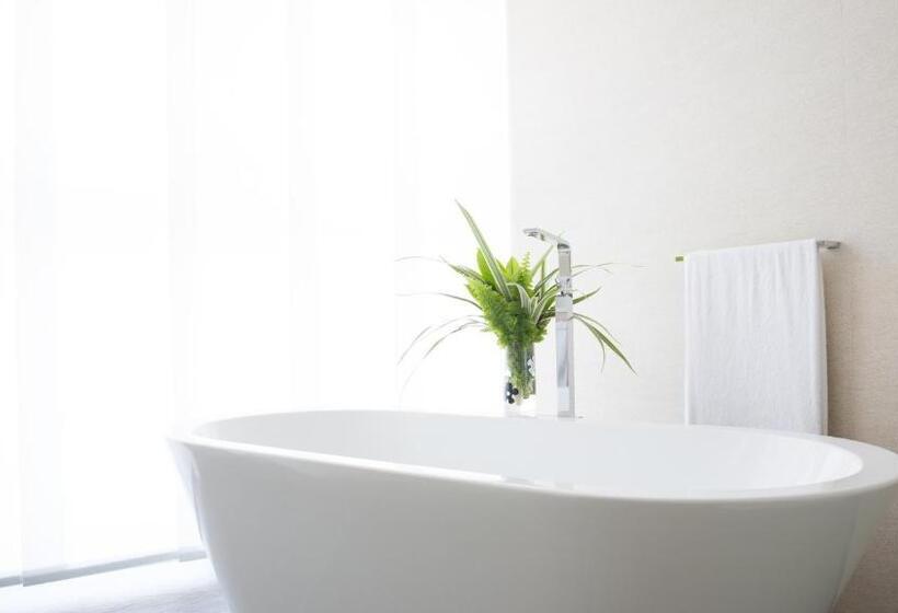 1 Bedroom Penthouse Apartment, English Point Marina & Spa