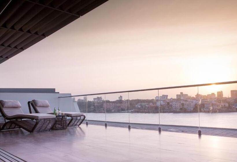 1 Bedroom Penthouse Apartment, English Point Marina & Spa