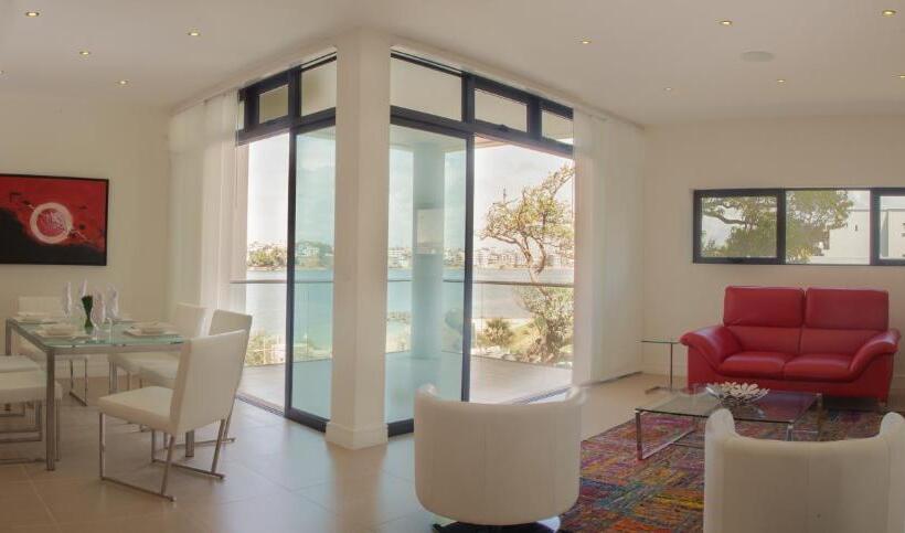 سوییت اجرایی, English Point Marina & Spa