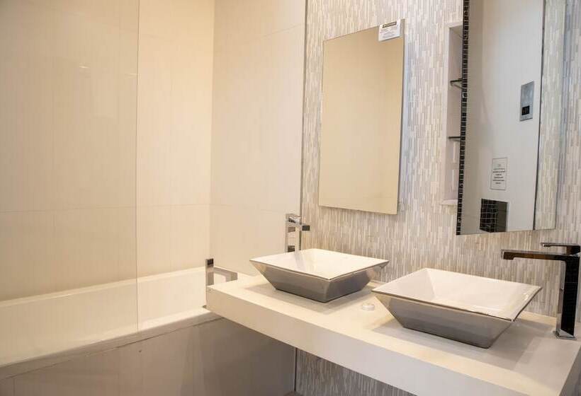 سوییت با چشمانداز استخر, English Point Marina & Spa