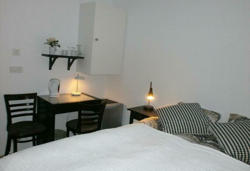 اتاق عادی, Kanslarinn Hella