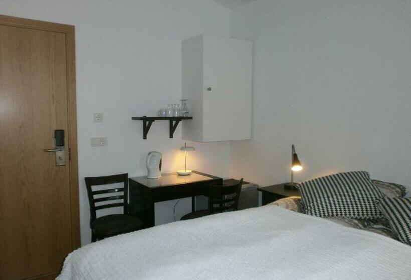 اتاق عادی, Kanslarinn Hella