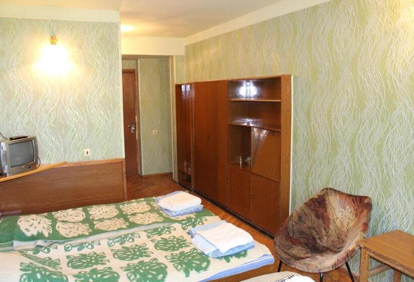 تختخواب در اتاق مشترک, Nairi Rest House