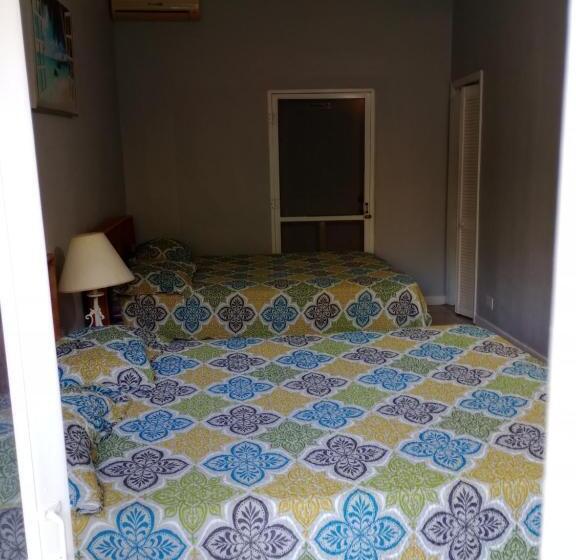 اتاق لوکس, Surfers Manor