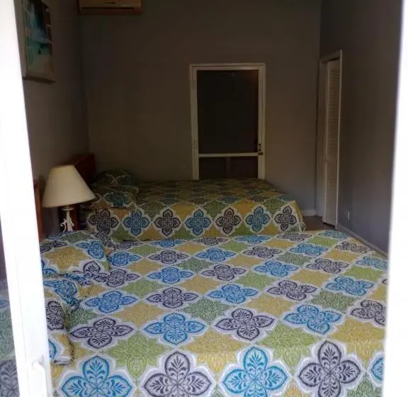 اتاق لوکس, Surfers Manor