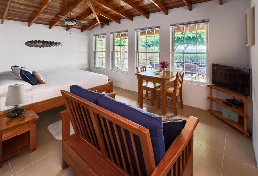 스위트 킹사이즈 침대, Weezie S Ocean Front Hotel And Garden Cottages