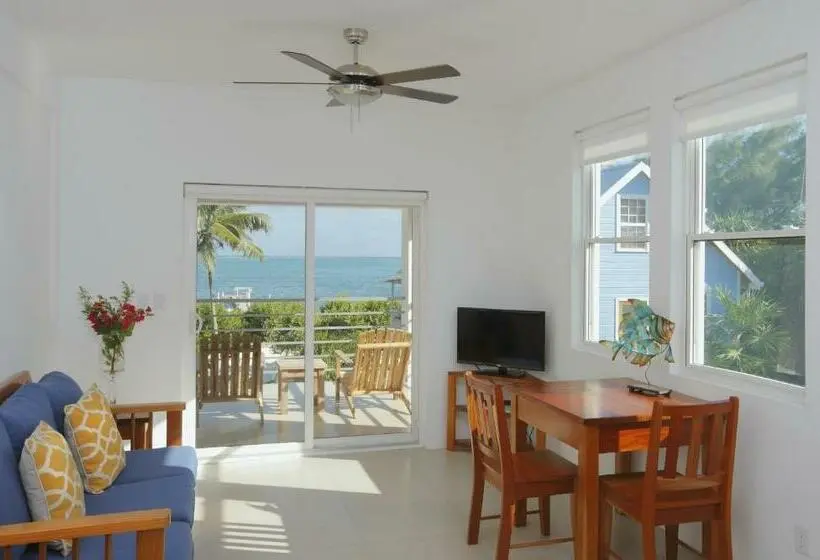 سوییت با چشمانداز دریا, Weezie S Ocean Front Hotel And Garden Cottages