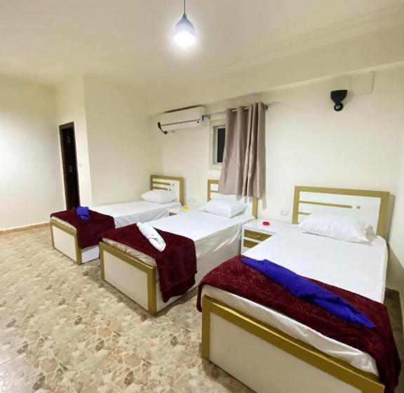 تختخواب در اتاق مشترک, Brother Hotel Dahab