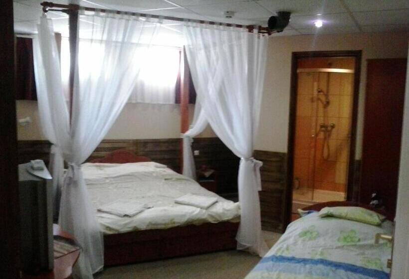 غرفة قياسية ثلاثية, Abszolút Hotel és Panzió