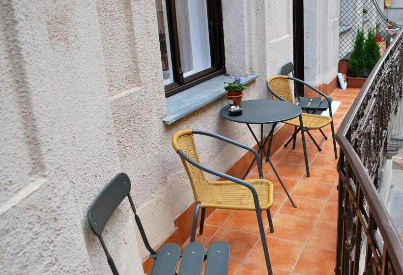 اتاق لوکس, Anabelle Bed And Budapest