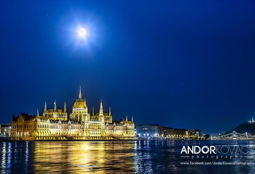 اتاق لوکس, Anabelle Bed And Budapest