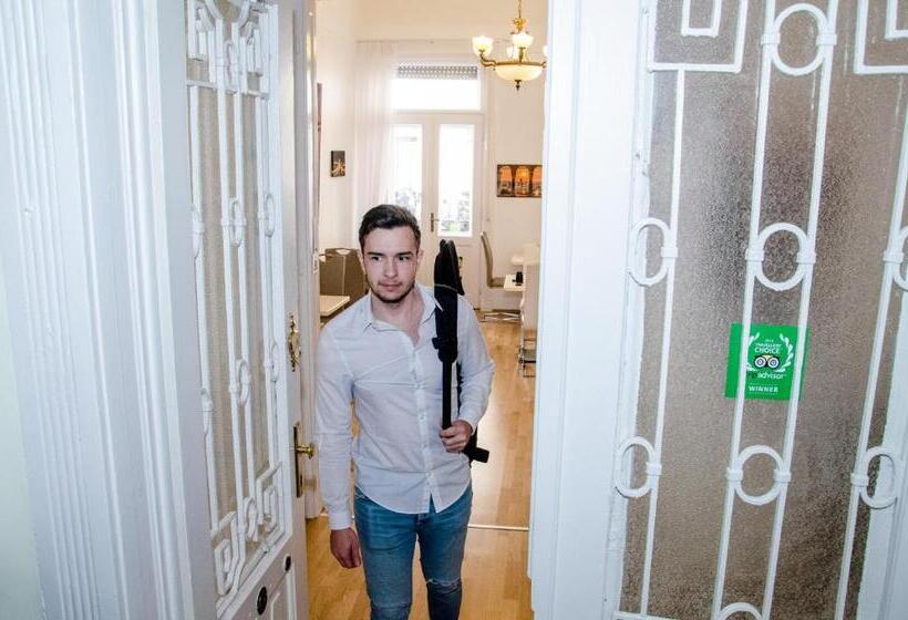 اتاق کلاسیک, Anabelle Bed And Budapest