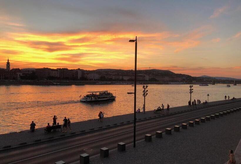 اتاق لوکس, Anabelle Bed And Budapest