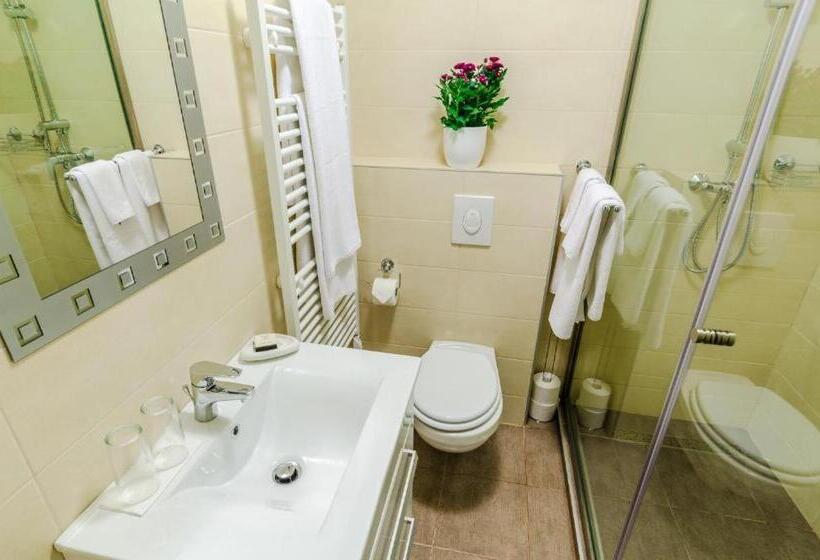 اتاق لوکس سه تخته, Anabelle Bed And Budapest