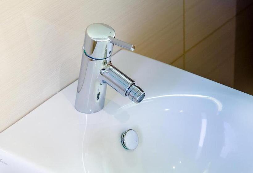 اتاق کلاسیک, Anabelle Bed And Budapest