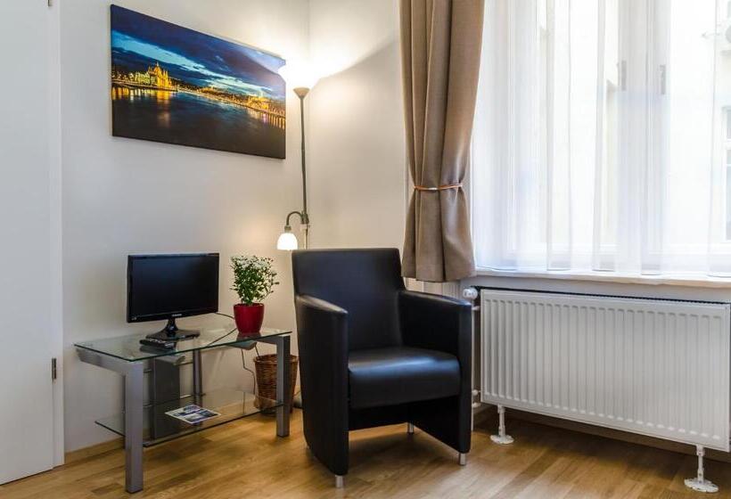 اتاق کلاسیک, Anabelle Bed And Budapest