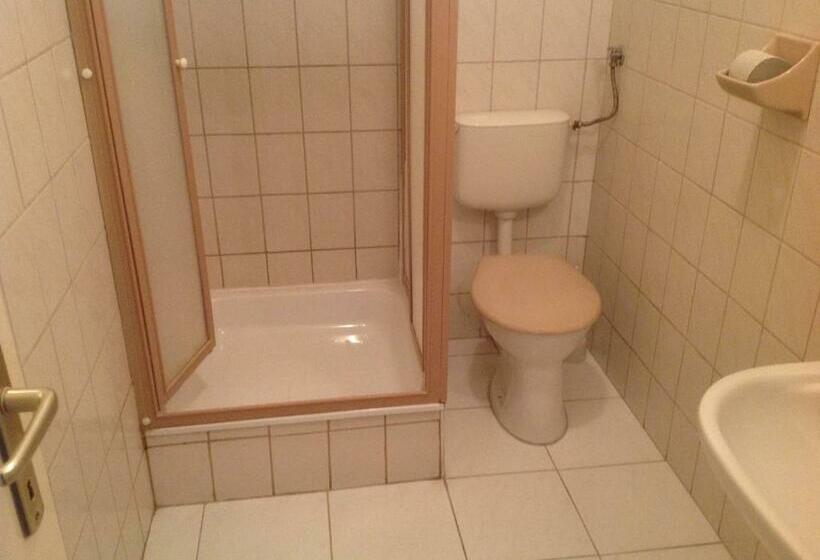 غرفة قياسية, Club Torony