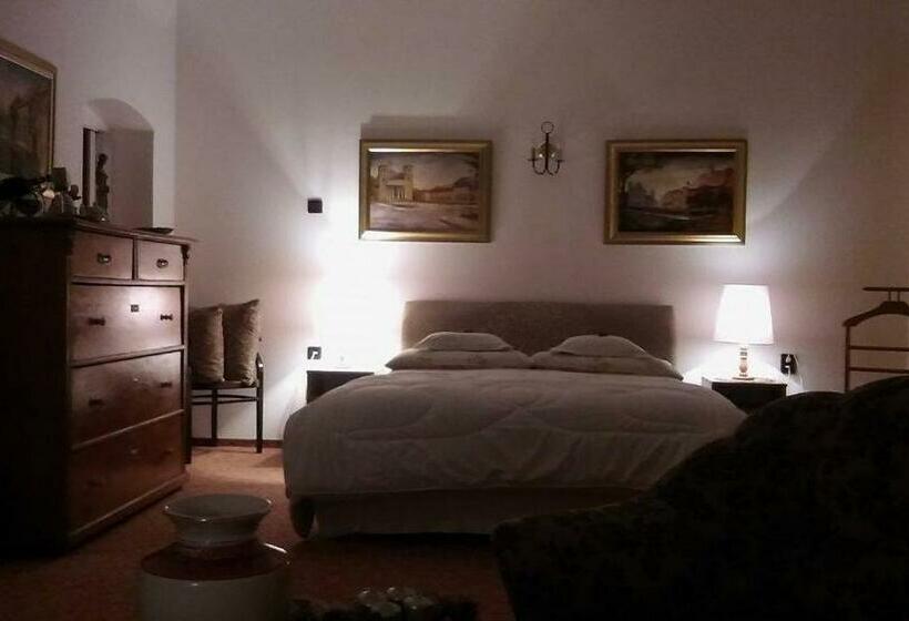 스탠다드 룸, Fónagy és Walter Vendég  és Borház