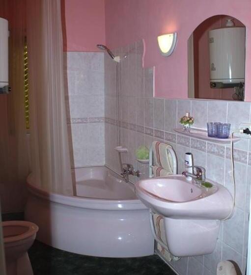 스탠다드 룸, Fónagy és Walter Vendég  és Borház