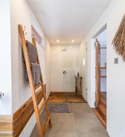 デラックススタジオ, Mowies Gili Air