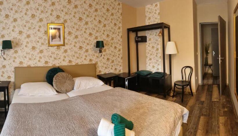 غرفة قياسية, Stőger Panzió