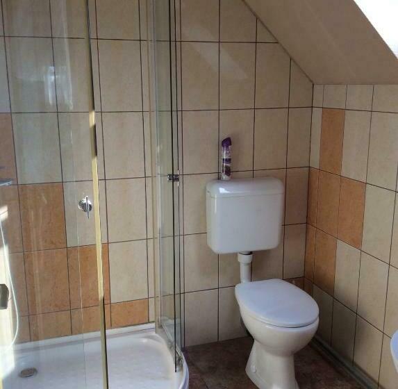 جناح عائلي, Abszolút Hotel és Panzió