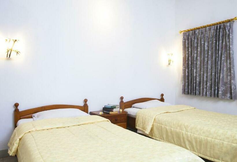 Quarto Superior, Agung And Sue Watering Hole I