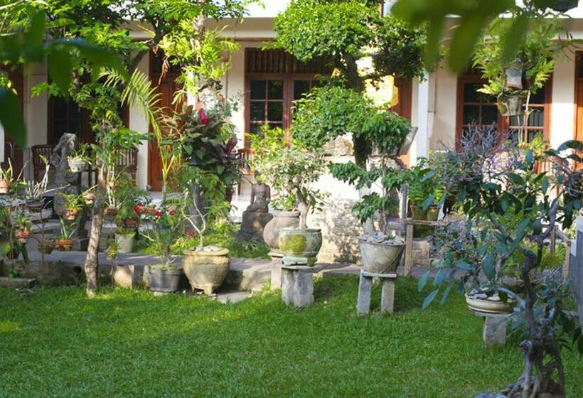 Quarto Superior, Agung And Sue Watering Hole I