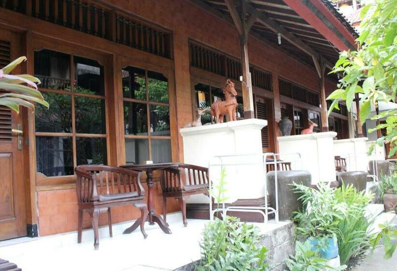 Quarto Superior, Agung And Sue Watering Hole I