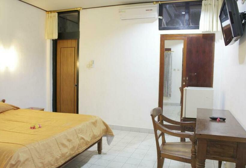 Quarto Superior, Agung And Sue Watering Hole I