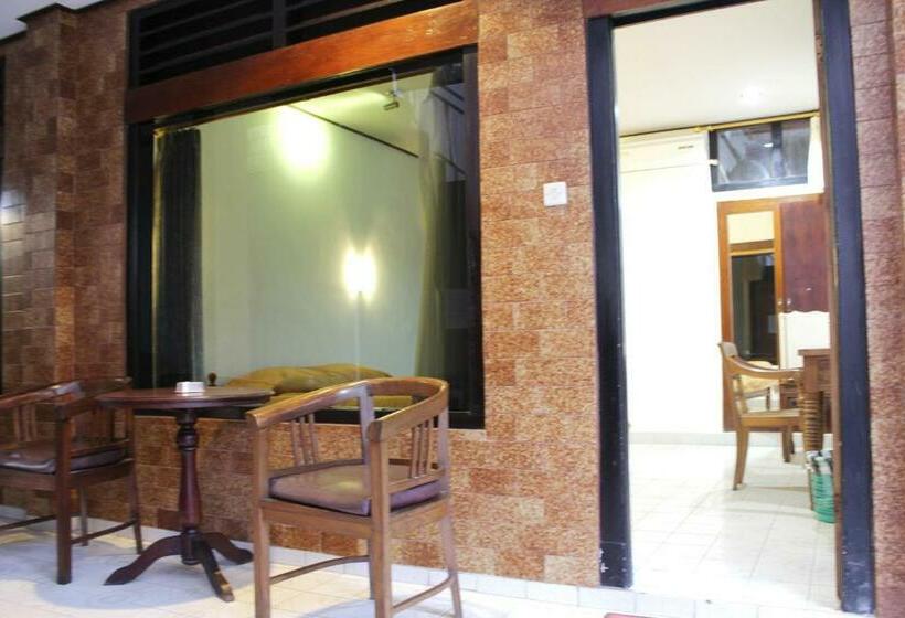 Quarto Superior, Agung And Sue Watering Hole I