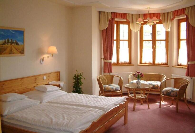 高级三人间, Hajdú Kastély