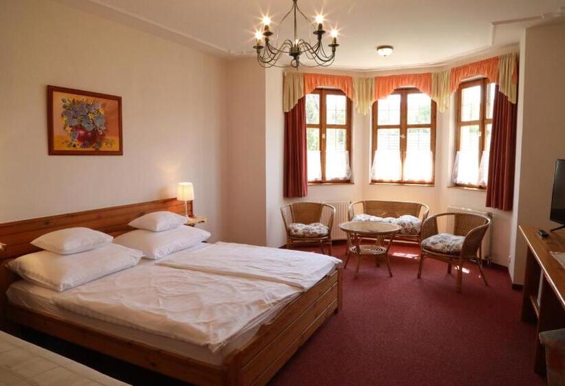 高级三人间, Hajdú Kastély