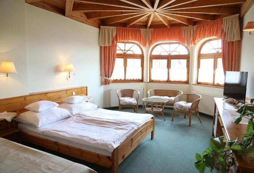 高级三人间, Hajdú Kastély